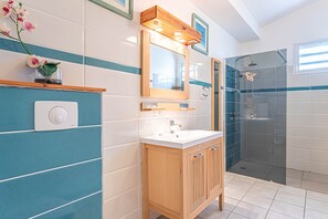 Badewanne, Haartrockner, Handtücher