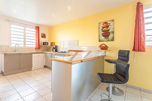 Kühlschrank, Mikrowelle, Ofen, Geschirrspüler