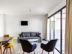 TV - Attractive Holiday Home in Malaucène with Terrace (malaucène)