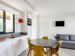 Dining - Attractive Holiday Home in Malaucène with Terrace (malaucène)
