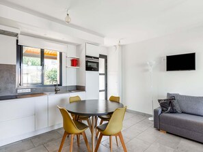 Interior - Attractive Holiday Home in Malaucène with Terrace (malaucène)
