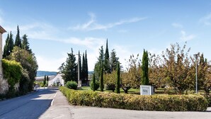 A parking area with a sign indicating it is for the hotel. - Attractive Holiday Home in Malaucène with Terrace (malaucène)