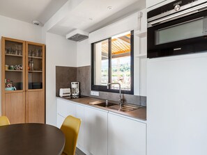 Kühlschrank, Mikrowelle, Herdplatte, Geschirrspüler