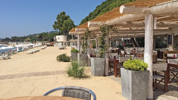 A beachside restaurant with outdoor seating, a sandy beach, and a view of the sea. - Farmhouse, with large pvt pool in Provence (Draguignan)