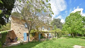 A stone house with a garden, a pergola, and outdoor seating. - Farmhouse, with large pvt pool in Provence (Draguignan)