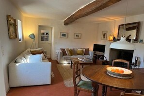 Tv, eldstad, dvd-spelare och ett bordtennisbord