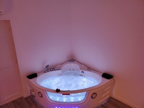 Een douche, een haardroger, handdoeken, zeep
