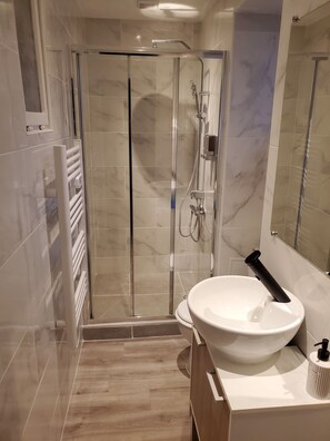 Een douche, een haardroger, handdoeken, zeep
