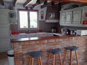 Een koelkast, een magnetron, een oven, een kookplaat