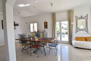 Dining - Beautiful Villa with Private Swimming Pool in Oupia (Oupia)