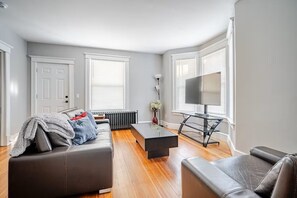 Téléviseur connecté, jeux vidéo, lecteur de DVD, livres