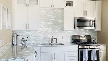 Frigorifero, microonde, forno, piano cottura