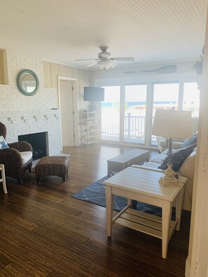 Smart TV, fireplace, DVD player - Right across from Beach and Grand Haven Pier!  Beautiful Lake and Sunset Views! (Grand Haven)