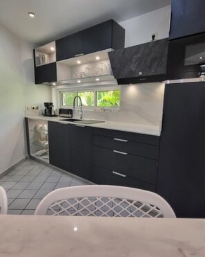 Kühlschrank, Mikrowelle, Ofen, Geschirrspüler