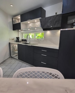 Kühlschrank, Mikrowelle, Ofen, Geschirrspüler