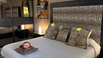 1 bedroom, bed sheets