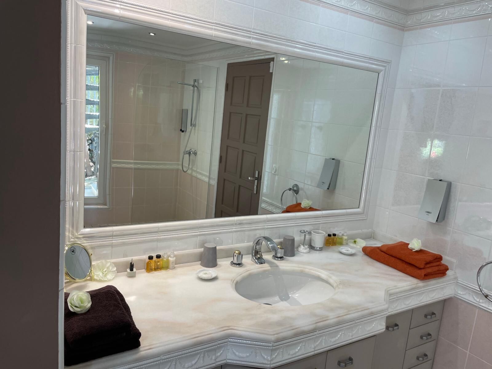 Shower, hair dryer, towels
