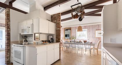 Sandpiper by AvantStay | Historic, Character Filled Beach House