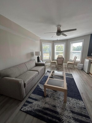 Een televisie en een dvd-speler