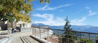 Cozy Hillside Escape in Berre