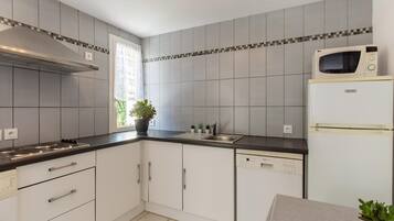 Een koelkast, een microgolfoven, een kookplaat, een vaatwasser