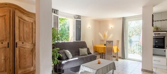 Cozy Hillside Escape in Berre