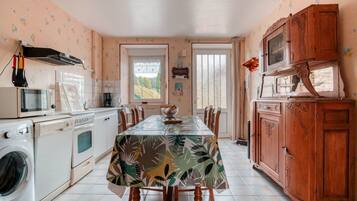 Een koelkast, een microgolfoven, een oven, een vaatwasser