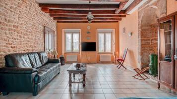 Televisie, een dvd-speler, een tafeltennistafel en een stereo