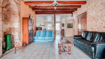 TV, DVD player, ping pong, stereo