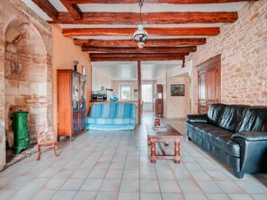 TV, DVD player, table tennis, stereo