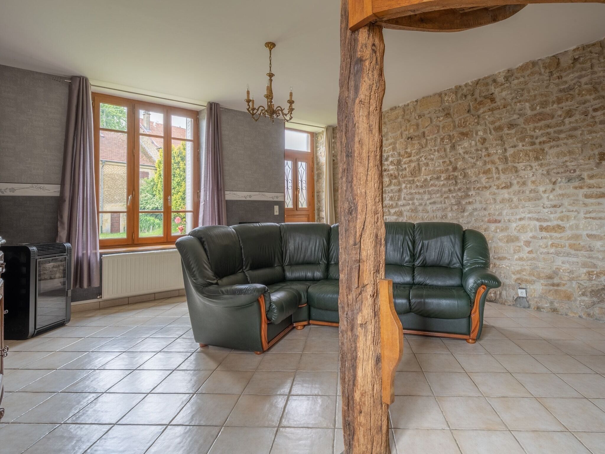 Televisie, een dvd-speler en een stereo