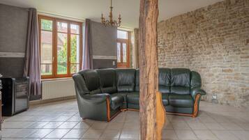 Televisie, een dvd-speler en een stereo