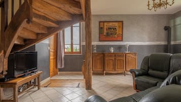 Televisie, een dvd-speler en een stereo