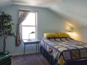 2 bedrooms, desk, travel cot, WiFi
