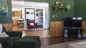 Smart TV, DVD player, livros, biblioteca musical