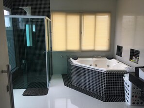 Banheira, banheira de hidromassagem, secador de cabelo, toalhas de banho