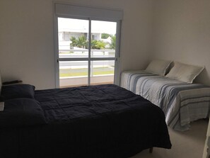 3 bedrooms, desk, iron/ironing board, free WiFi