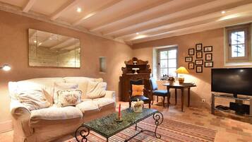 Televisie, een open haard, een dvd-speler en een tafeltennistafel