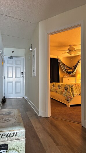 1 slaapkamer, een strijkplank/strijkijzer, internet, beddengoed