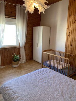 4 makuuhuonetta, silitysrauta/-lauta, vauvan matkasänky, ilmainen Wi-Fi