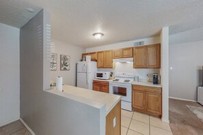 Fridge, microwave, oven, stovetop - Terra Blanca, near Old Town (Albuquerque)