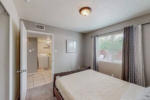 1 habitación, escritorio, tabla de planchar con plancha y wifi gratis 