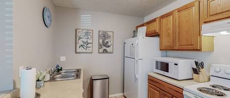 Een koelkast, een microgolfoven, een oven, een kookplaat