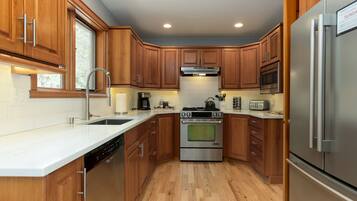 Een koelkast, een magnetron, een oven, een kookplaat