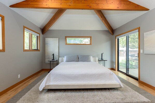 3 bedrooms, desk, iron/ironing board, travel crib