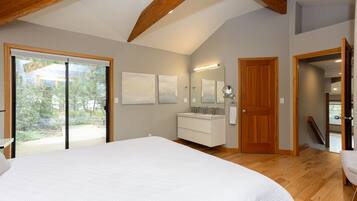 3 slaapkamers, een bureau, een strijkplank/strijkijzer, reisbedje