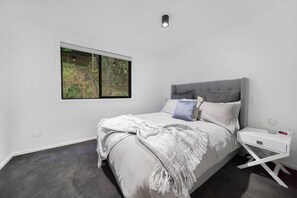 1 bedroom, iron/ironing board, free WiFi - 1 Bedroom Modern Apartment in Queenstown (Queenstown)