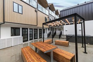 Outdoor dining - 1 Bedroom Modern Apartment in Queenstown (Queenstown)