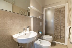 Shower, free toiletries, hair dryer, bidet - Indipendenza House in Florence by Mmega (Florence)