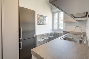Fridge, oven, stovetop, dishwasher